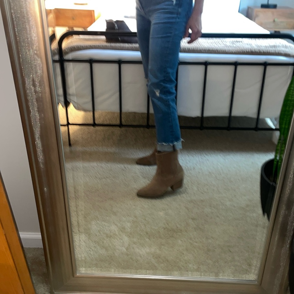 Women’s Universal Thread size 7 1/2 ankle brown boots.Great condition.